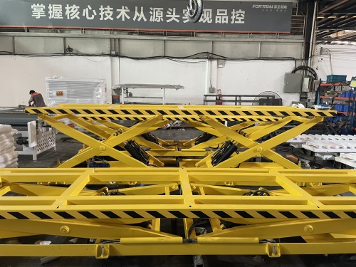 Hydraulische hydraulische Scherenhebebühne im Plattenmöbelbau: Der „stabile Kern“ für den vertikalen Plattentransport