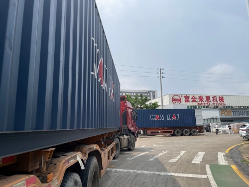 FORTRAN beschleunigt den Versand nach den Feiertagen: Zwei Container mit rotierenden Kantenanleimlinien und Kartonschneidemaschinen sind auf dem Weg nach Polen