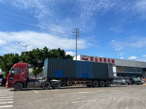 Zwei komplette Produktionslinien zum Falten und Verschließen von Kartons werden zur Erweiterung der lokalen Verpackungskapazität nach Peru geschickt